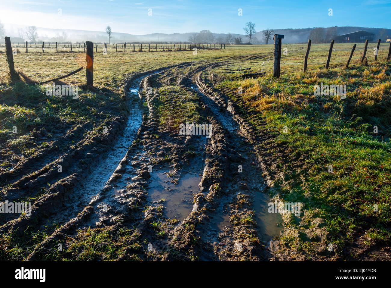 Il veicolo segue un percorso di campagna fangoso che conduce a un prato Foto Stock