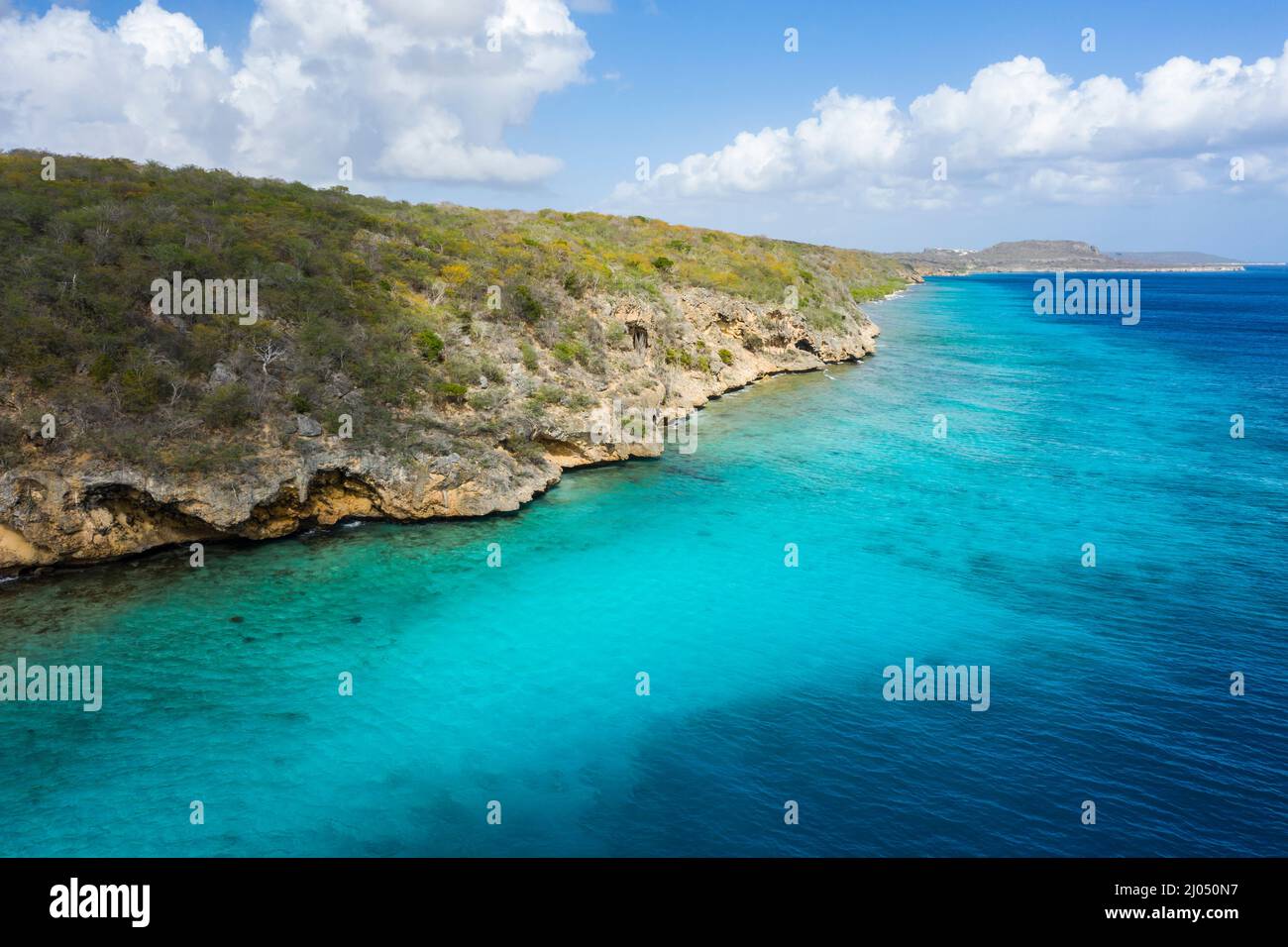 Veduta aerea della costa di Curao nei Caraibi con spiaggia, scogliera e mare turchese Foto Stock