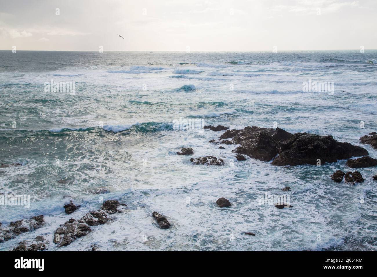 Una vista sul mare in una delle numerose insenature della Cornovaglia Foto Stock