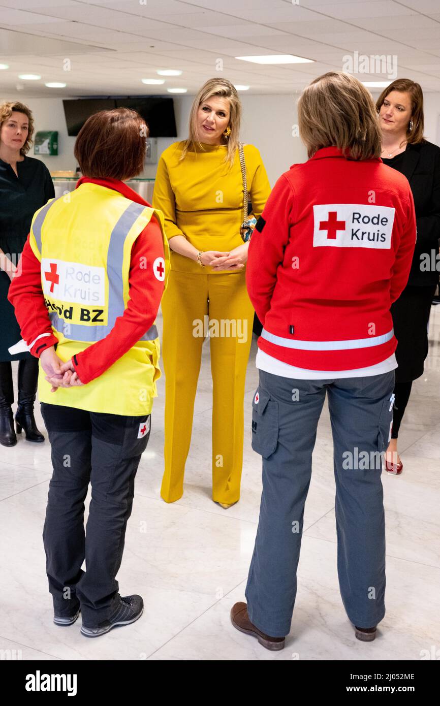 AMSTERDAM - Koningin Maxima bezoekt de opvang voor Oekraiense vluchtelingen in de RAI. In het evenementencomplex is een doorstroomlocatie ingericht waar vluchtelingen worden ontvangen. ANP POOL MISCHA SCHOEMAKER Foto Stock