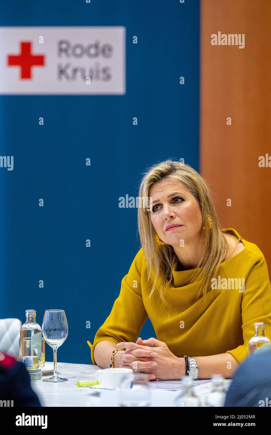 AMSTERDAM - Koningin Maxima bezoekt de opvang voor Oekraiense vluchtelingen in de RAI. In het evenementencomplex is een doorstroomlocatie ingericht waar vluchtelingen worden ontvangen. ANP POOL MISCHA SCHOEMAKER Foto Stock