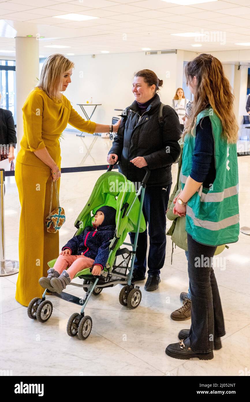 AMSTERDAM - Koningin Maxima bezoekt de opvang voor Oekraiense vluchtelingen in de RAI. In het evenementencomplex is een doorstroomlocatie ingericht waar vluchtelingen worden ontvangen. ANP POOL MISCHA SCHOEMAKER Foto Stock