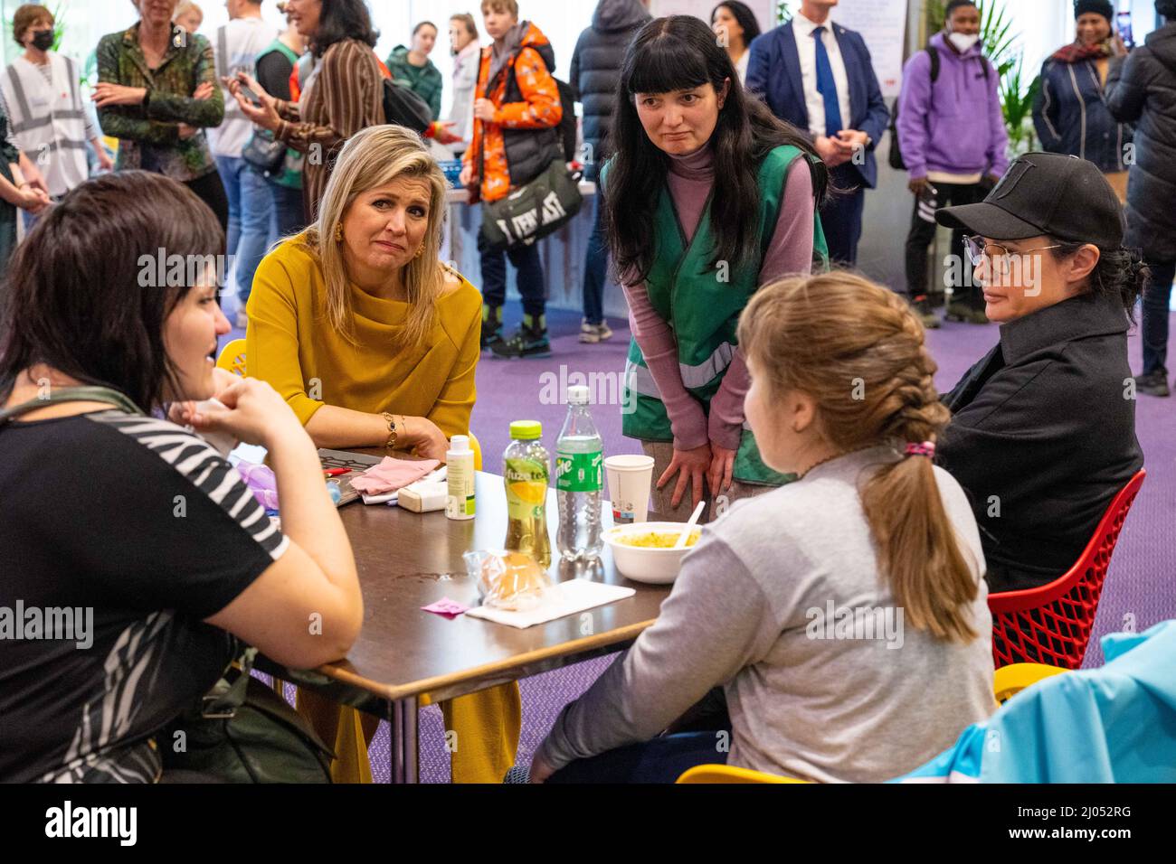 AMSTERDAM - Koningin Maxima bezoekt de opvang voor Oekraiense vluchtelingen in de RAI. In het evenementencomplex is een doorstroomlocatie ingericht waar vluchtelingen worden ontvangen. ANP POOL MISCHA SCHOEMAKER Foto Stock