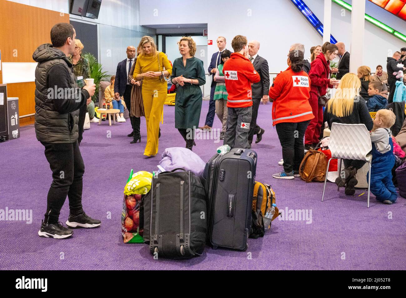 AMSTERDAM - Koningin Maxima bezoekt de opvang voor Oekraiense vluchtelingen  in de RAI. In het evenementencomplex is een doorstroomlocatie ingericht  waar vluchtelingen worden ontvangen. ANP POOL MISCHA SCHOEMAKER Foto stock  - Alamy