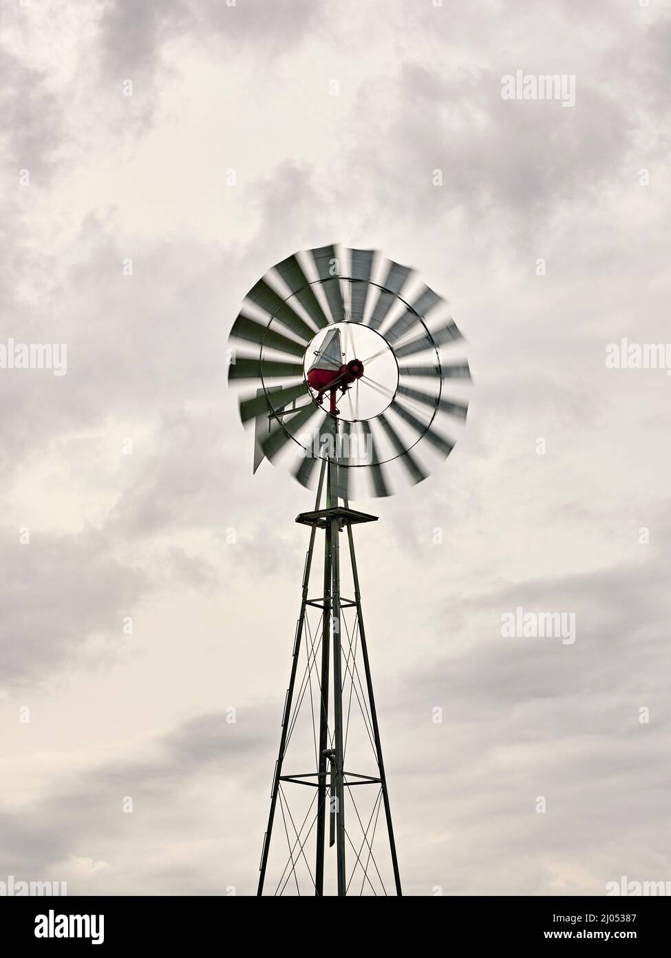 Vecchia fattoria o ranch il mulino a vento di pompa acqua pompando acqua per l'agricoltura nelle zone rurali di Alabama, Stati Uniti d'America . Foto Stock