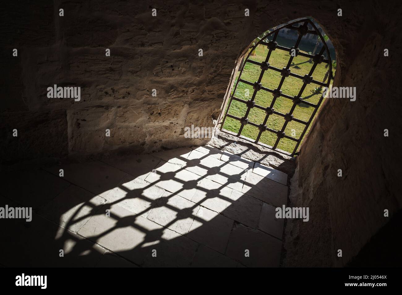 Finestra chiusa nel buio antico carcere interno, astratto scuro sfondo architettonico Foto Stock