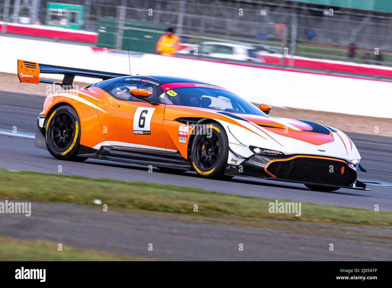 Regno Unito, Silverstone. Azione dei primi 2 round del campionato Britcar Endurance a Silverstone dal 12th al 13th marzo 2022. Nella foto è raffigurata l'Aston Martin Vulcan, una supercar da £2 milioni e una delle sole 24 mai fatte gareggiare in gara. Guidato da Stephen Tomkins e Glebs Stepanovs. Foto di Shaun Fellows Foto Stock