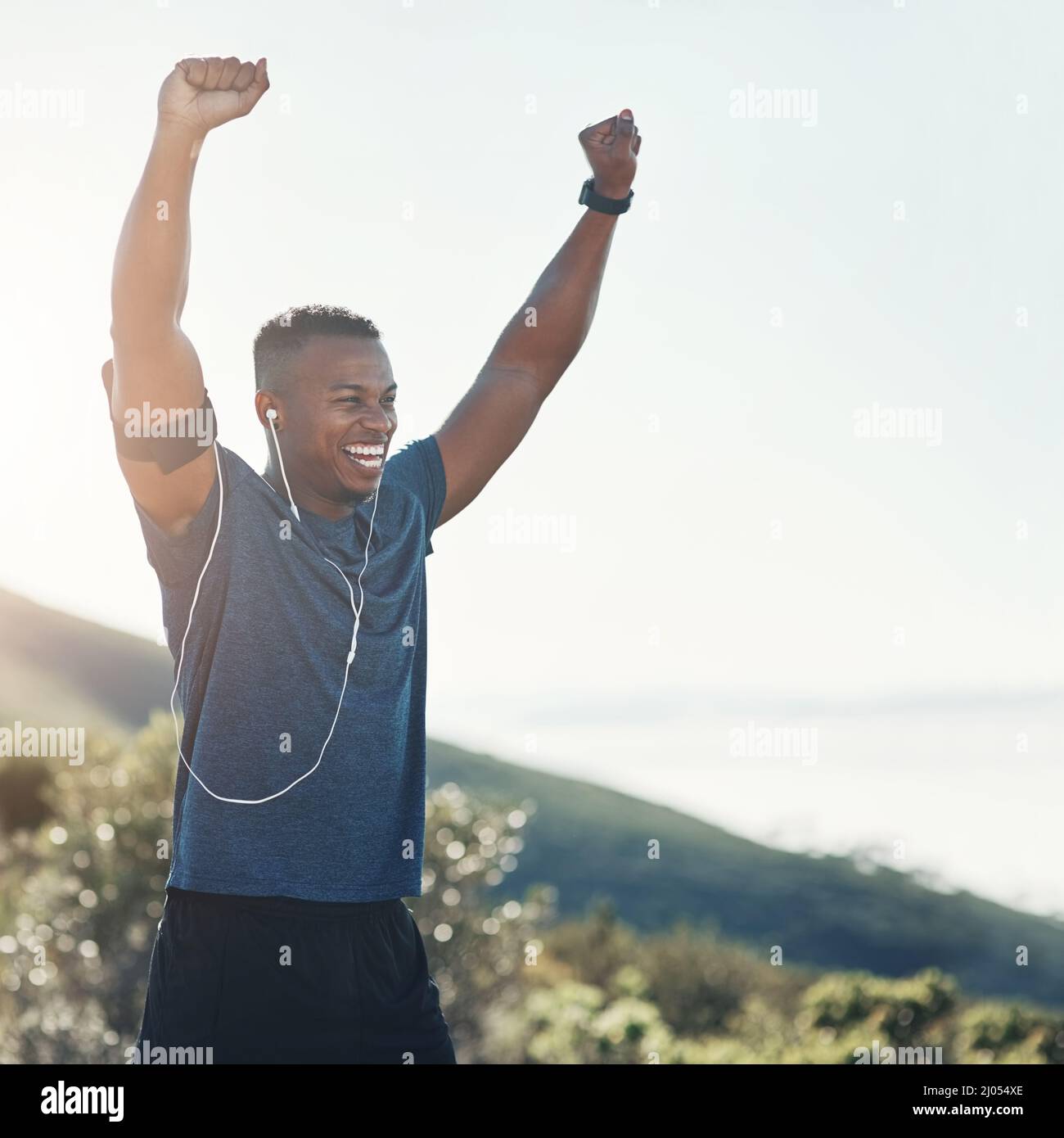È fantastico per completare il mio allenamento. Scatto corto di un bel giovane corridore maschio all'aperto. Foto Stock