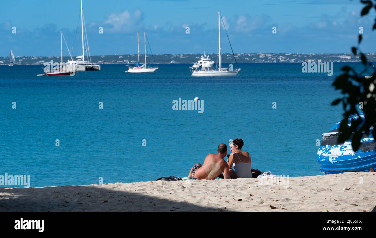 Grand Case, St Martin, Antille francesi - Gennaio 2022: Relax sulla spiaggia dei Caraibi Foto Stock