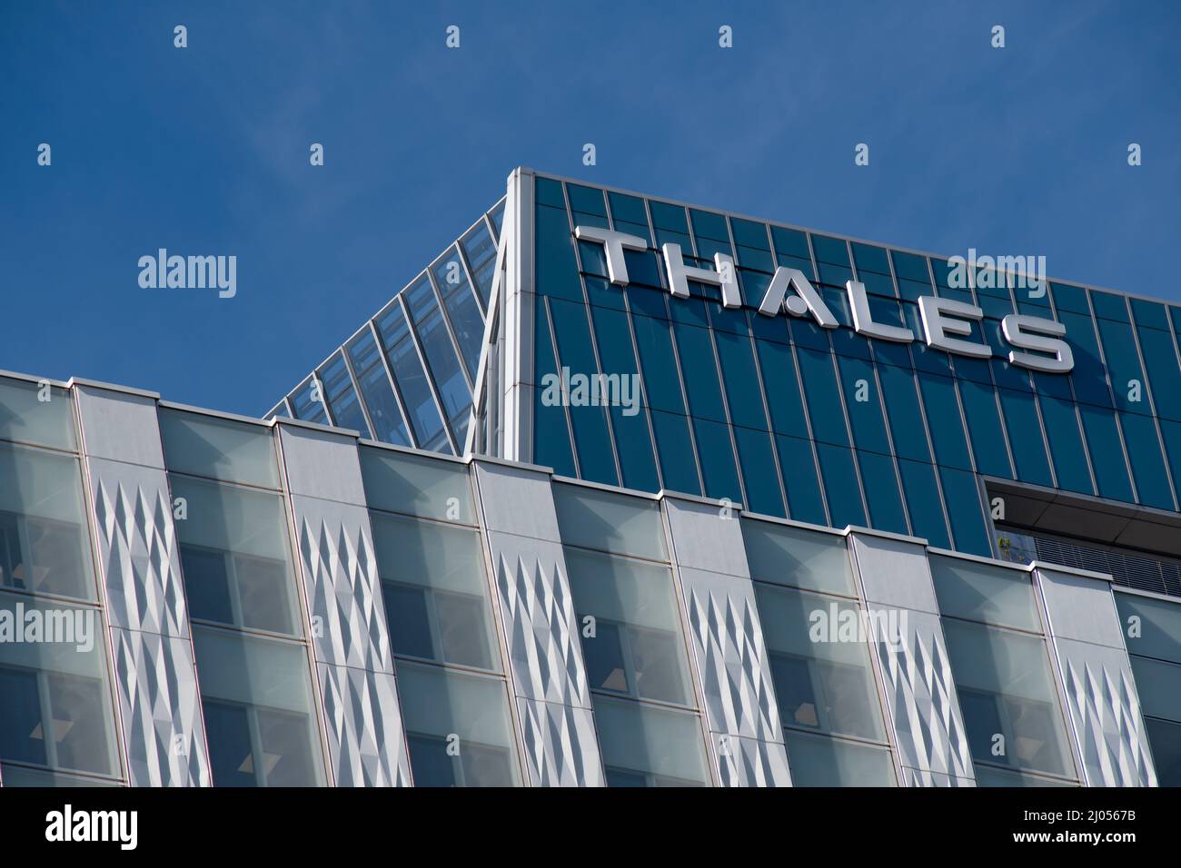 Vista della parte superiore della torre che ospita la sede del gruppo elettronico francese Thales, situato nel quartiere degli affari di Parigi-la Defense Foto Stock