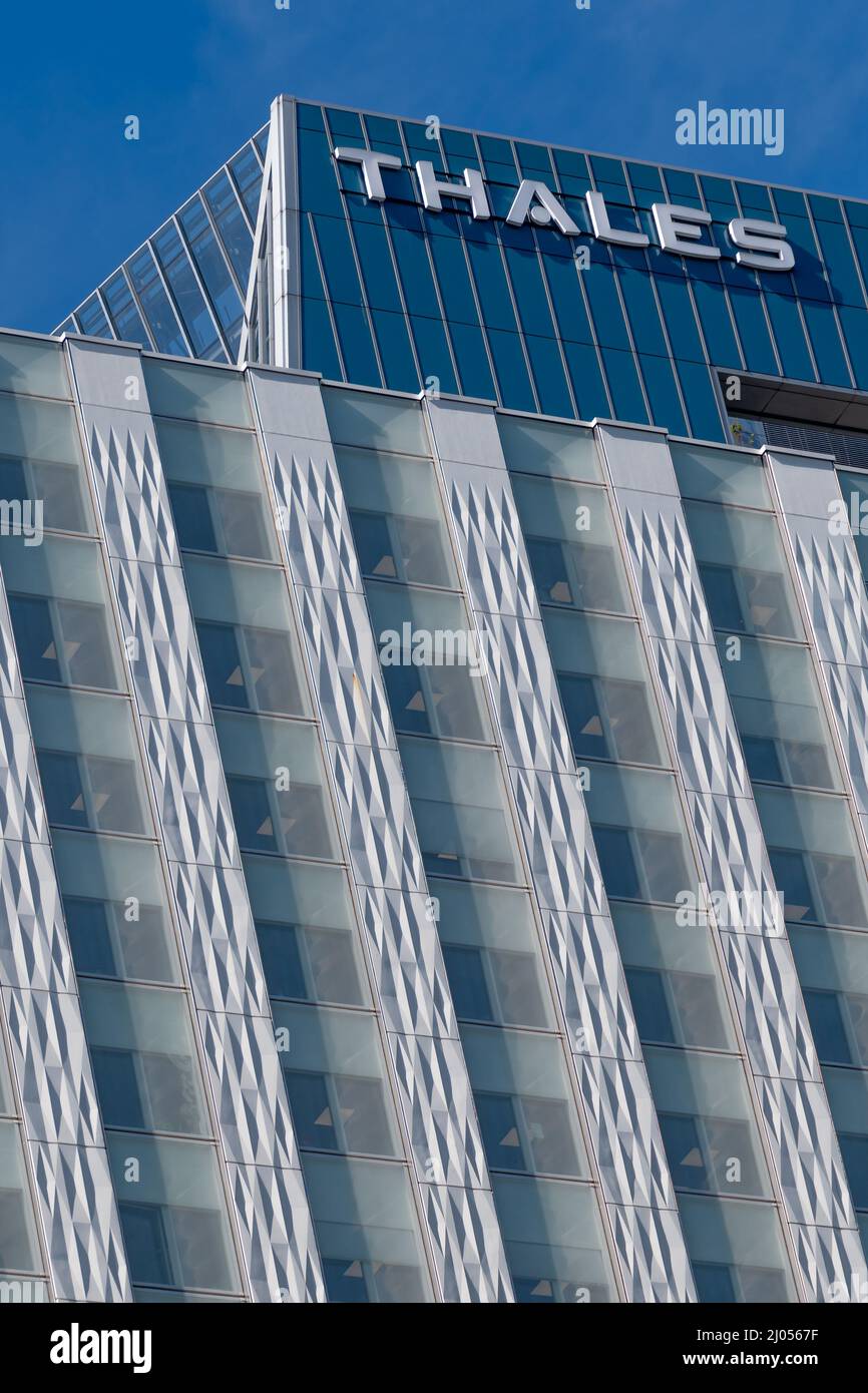 Vista della parte superiore della torre che ospita la sede del gruppo elettronico francese Thales, situato nel quartiere degli affari di Parigi-la Defense Foto Stock