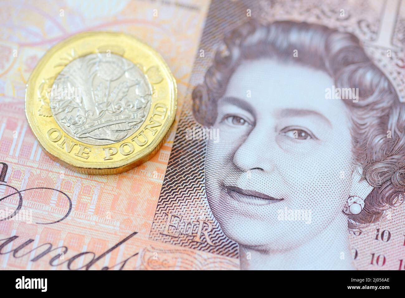 Pound Coin su dieci Pound nota, valuta britannica, Close Up Foto Stock