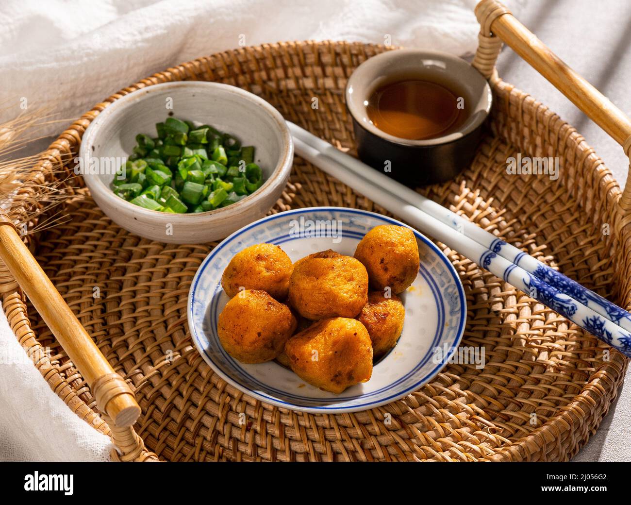 Tradizionale fishball di Hong Kong in un piatto con cipolla primaverile, salsa e chopstick vista laterale Street food Foto Stock