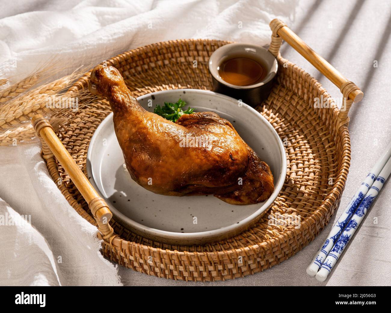 Coscia di salamoia arrosto in un piatto con vista laterale della salsa di cibo di strada di hong kong Foto Stock