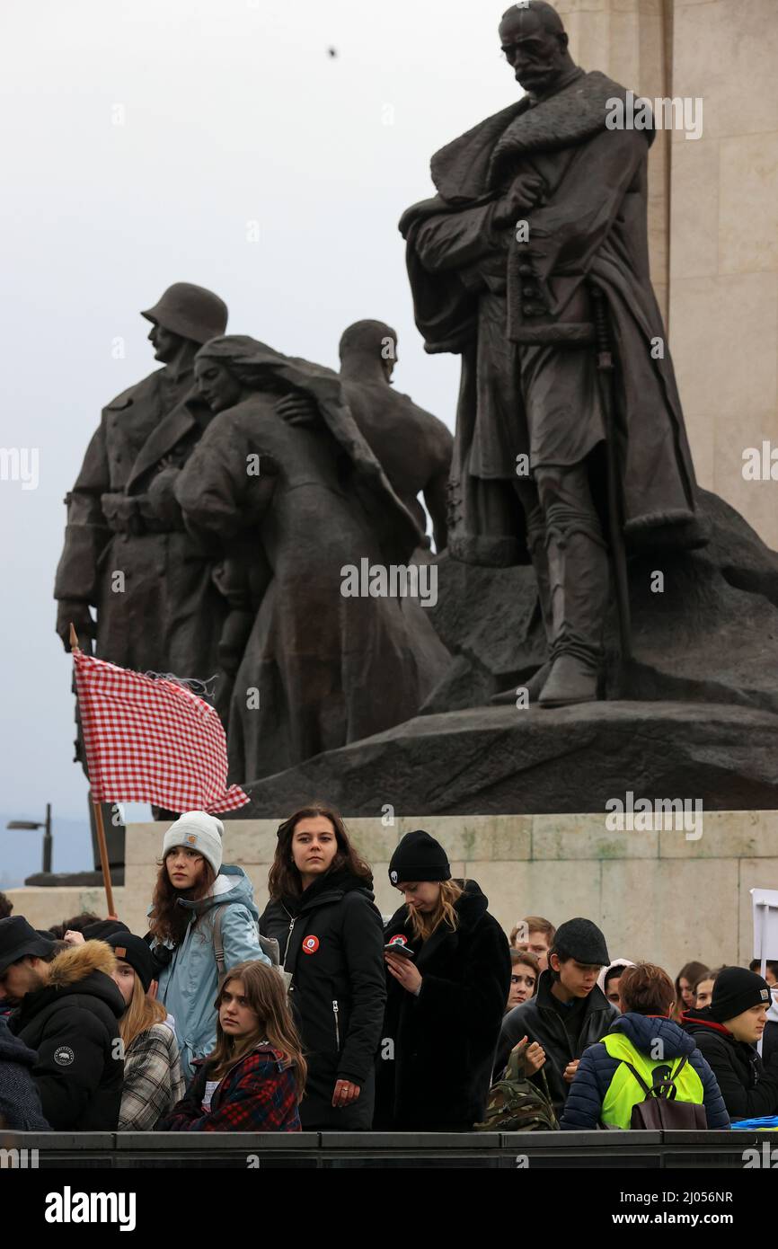 Ungheria, Budapest - MARZO 16: Sciopero educativo a Budapest, il 16 Marzo 2022 in Ungheria. Oggi gli studenti hanno dimostrato davanti al parlamento ungherese il primo giorno dello sciopero degli insegnanti. Molti giovani, con bandiere, tiene un cartello durante una dimostrazione. La lavagna recita: “Lo sciopero è un diritto fondamentale” , “noi teniamo i nostri insegnanti” gli stipendi degli insegnanti ungheresi non raggiungono l’importo del salario minimo ungherese, quindi l’Unione degli insegnanti dichiara uno sciopero per un periodo di tempo indeterminato. Credit: Gabriella Barbara/ Alamy Live News Foto Stock