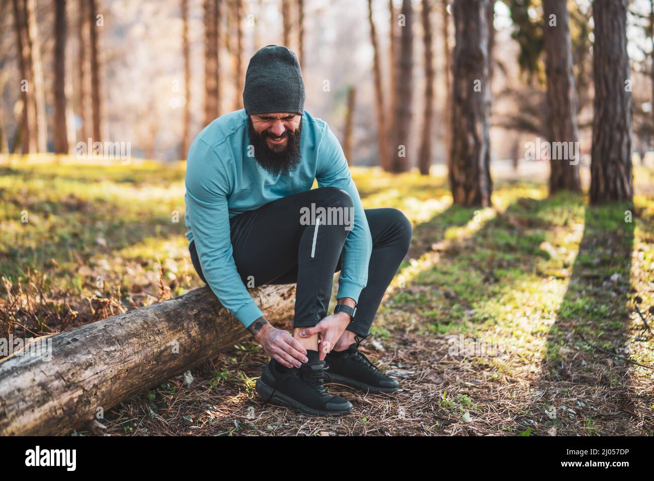 L'uomo ha subito lesioni sportive dall'esercizio fisico. Foto Stock