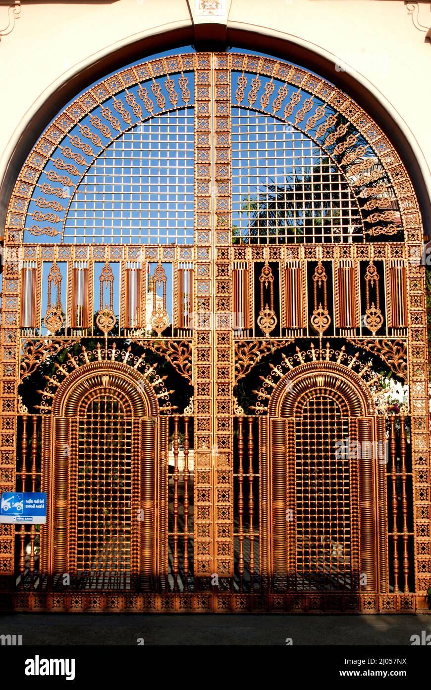 Amreli Gujarat india Seps. 20 2009 Abstract porta d'ingresso a metà rotonda porta in ferro battuto porta finestra fence Grill Railing design Foto Stock