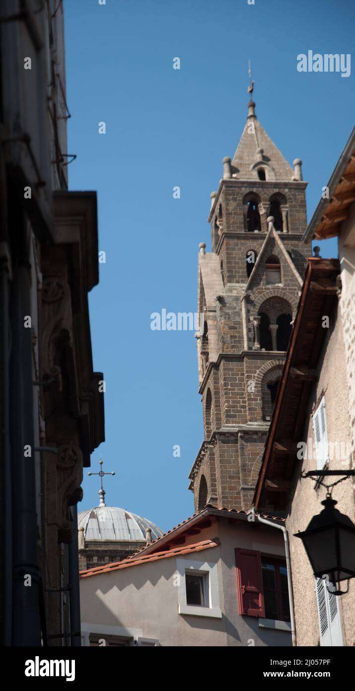 Scena di strada con Campanile della Cattedrale di nostra Signora, le Puy-en-Velay, Auvergne, Haute Loire, Francia. Foto Stock