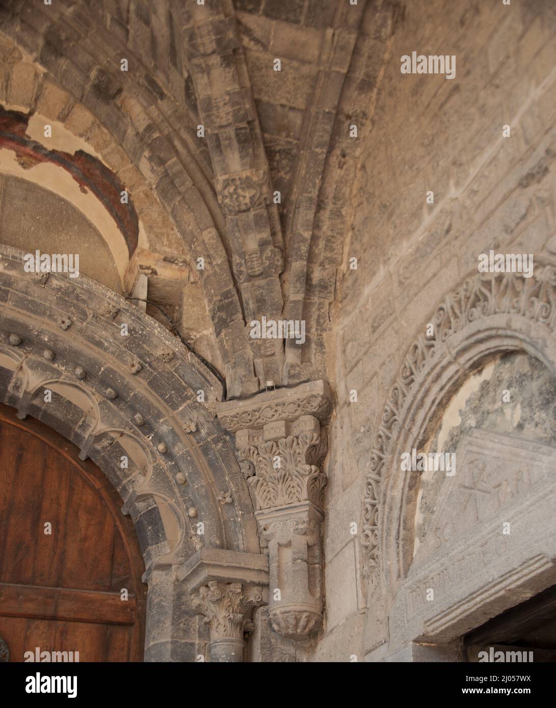 Scultura e archi, Chiostro, Cattedrale di nostra Signora, le Puy-en-Velay, Auvergne, Haute Loire, Francia. Foto Stock