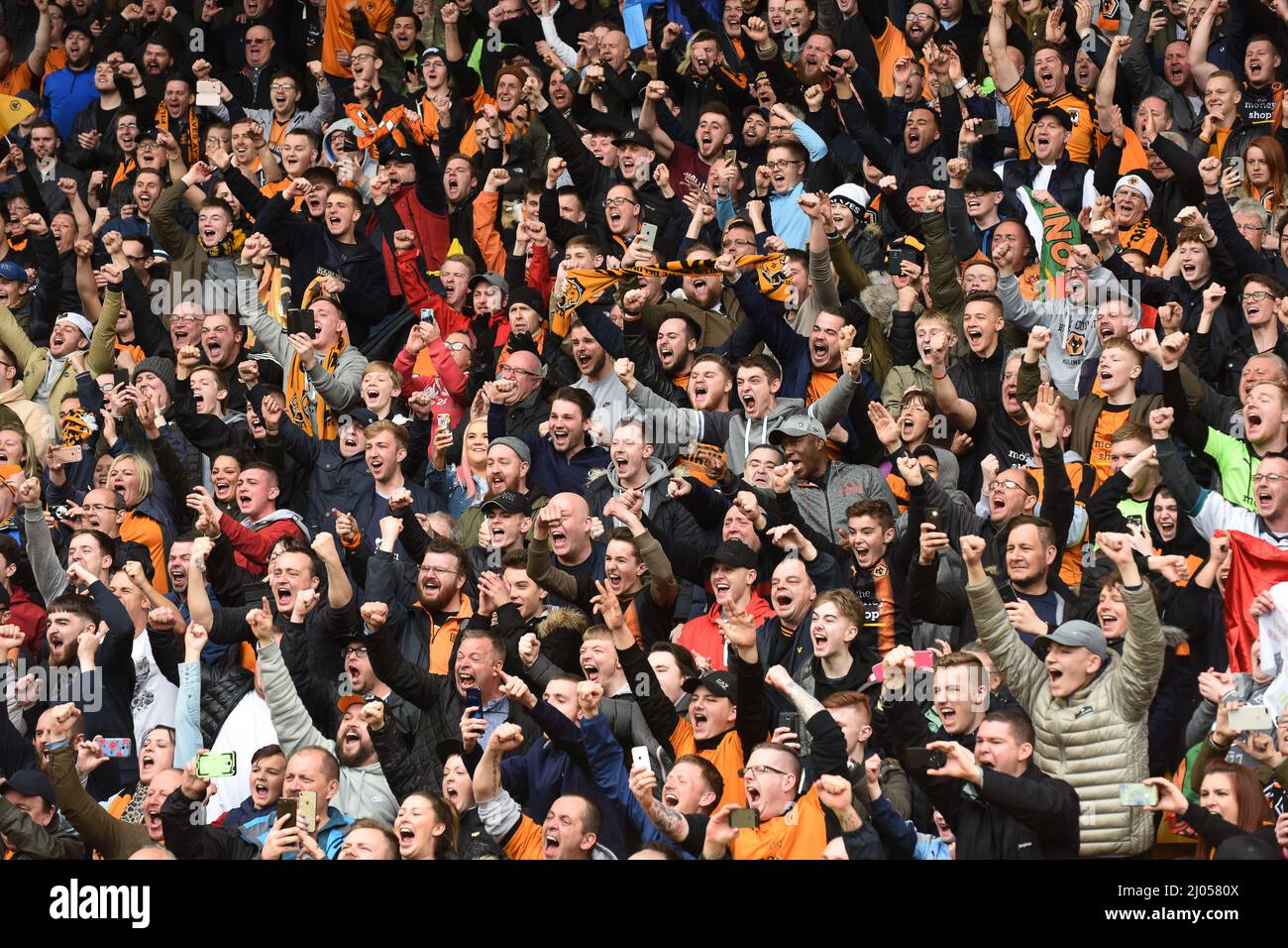 Jubilant Wolves tifosi sostenitori Wolverhampton Wanderers / Birmingham City al Molineux 12/04/2018 - Sky Bet Championship Foto Stock