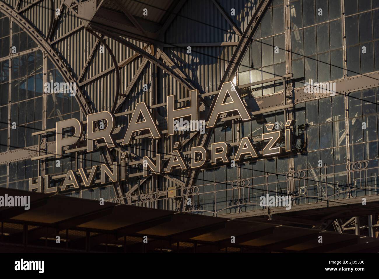 Stazione principale di Praga in inverno soleggiato sera di colore con treni Foto Stock