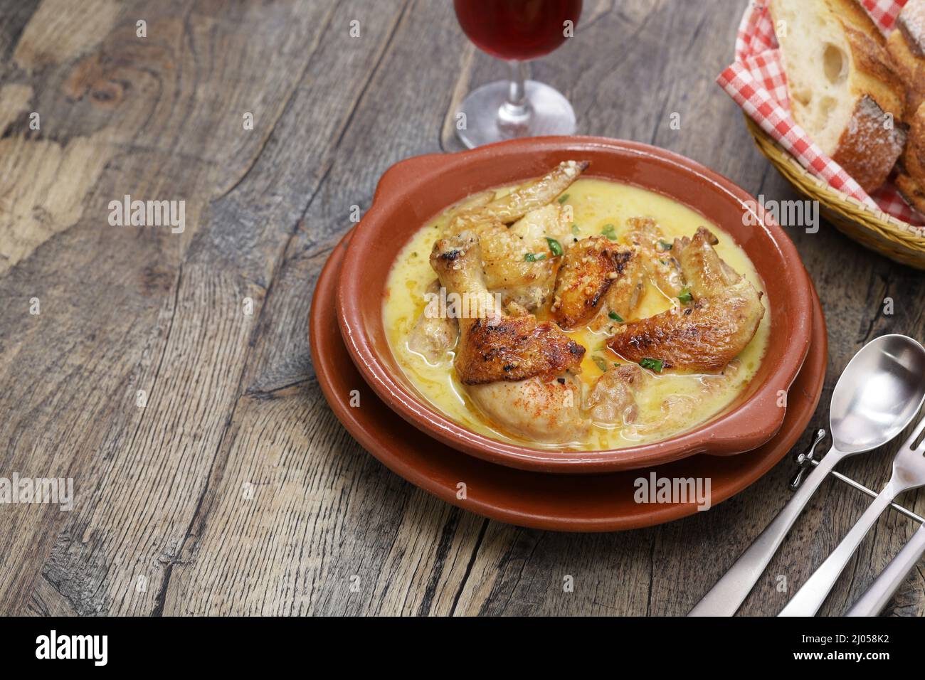 Lo Shkmeruli è un piatto georgiano tradizionale di pollo in salsa al latte all'aglio. Foto Stock