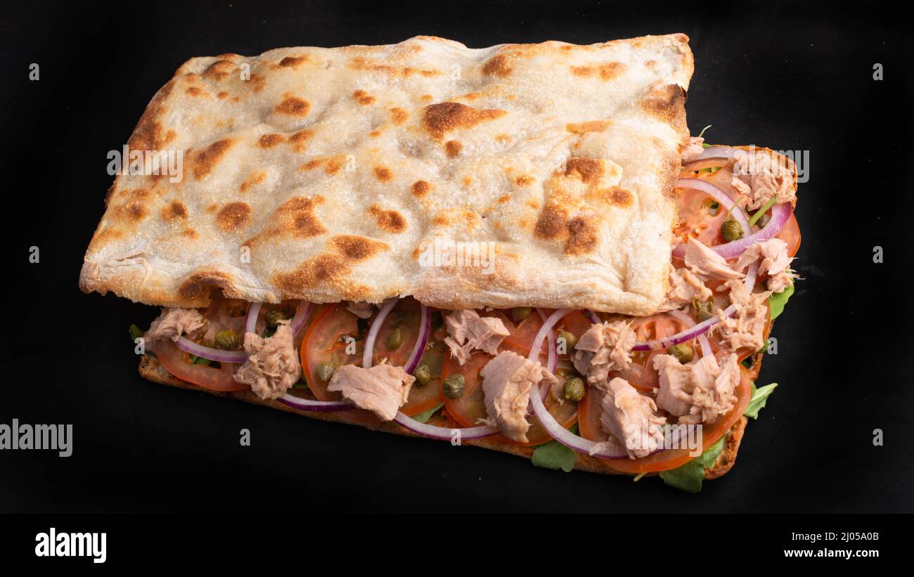 Pizza al taglio a due strati isolata su nero Foto Stock