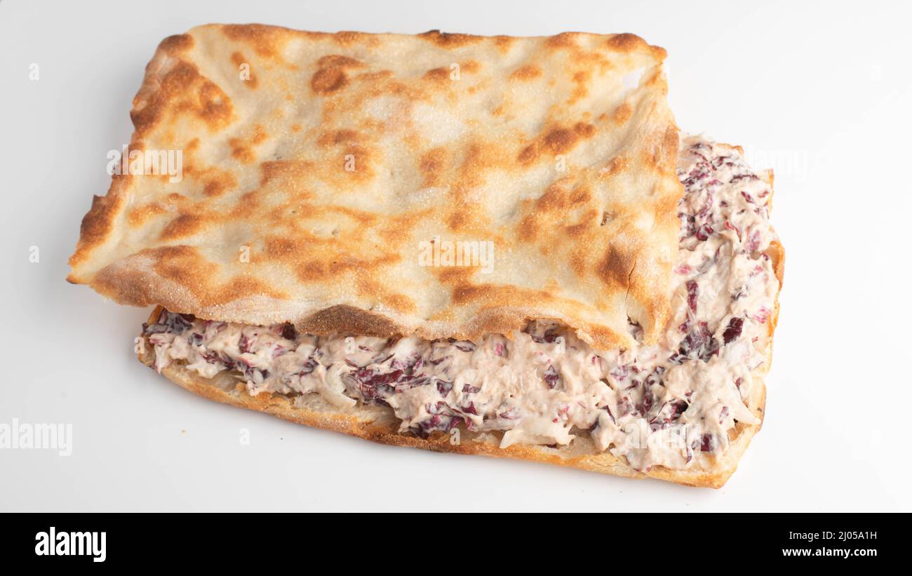 Pizza a due strati al taglio isolata su bianco Foto Stock