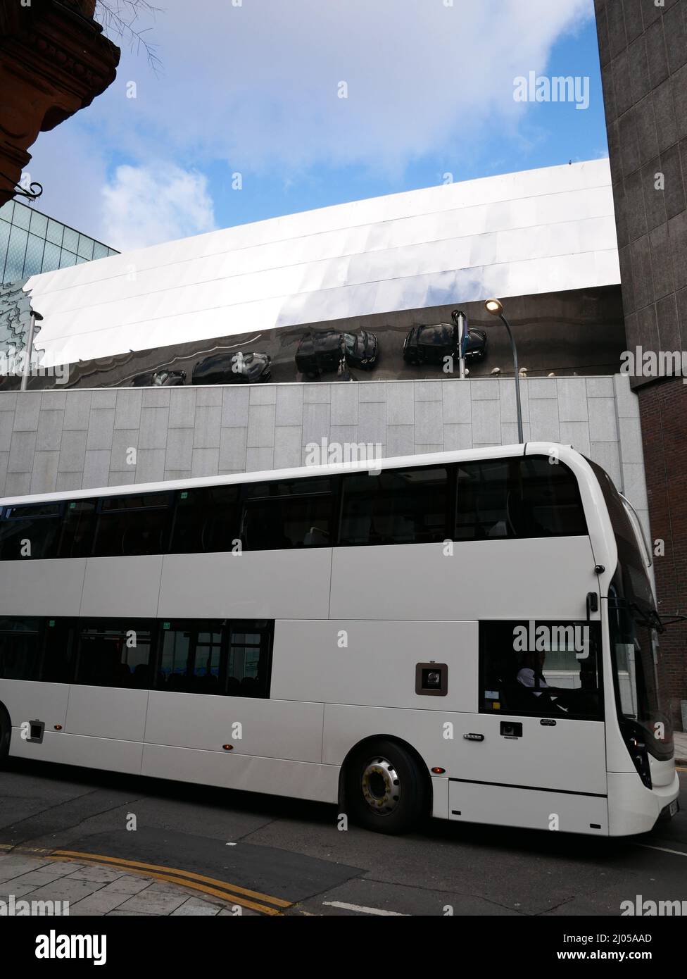 Autobus bianco in una strada urbana. Birmingham, Regno Unito Foto Stock