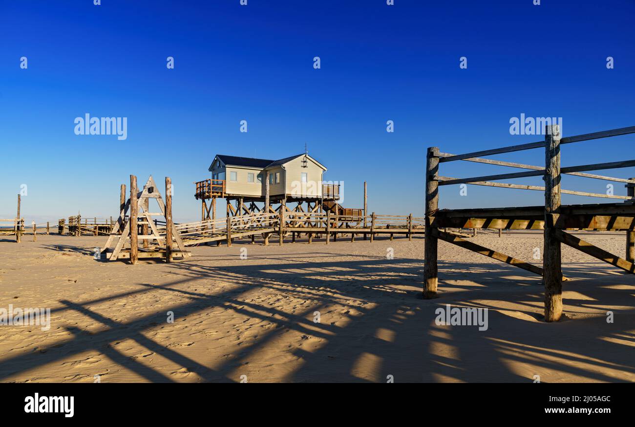 Palafitte a St. Peter-Ording Costa del Mare del Nord in Germania, cielo azzurro e azzurro Foto Stock