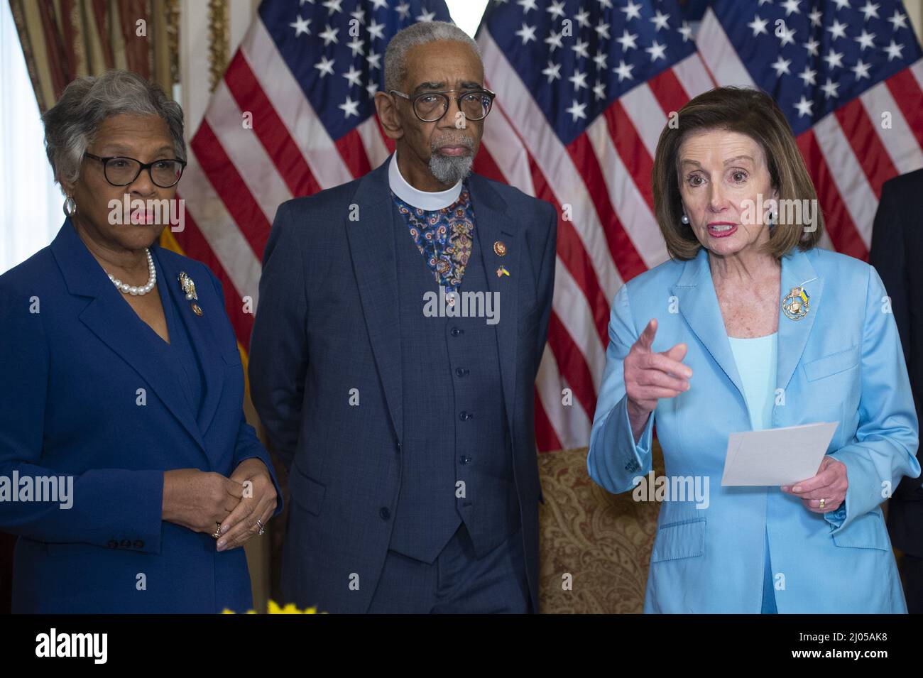 Washington, Stati Uniti. 16th Mar 2022. Joyce Beatty, D-OH, (L) e il Rep. Bobby Rush, D-il, (C) si uniscono a Speaker of the House Nancy Pelosi, D-CA, come lei firma il S.R. 55, 'The Emmett Till Antillynching Act' presso il Campidoglio degli Stati Uniti a Washington, DC mercoledì 16 marzo 2022. Foto di Bonnie Cash/UPI Credit: UPI/Alamy Live News Foto Stock