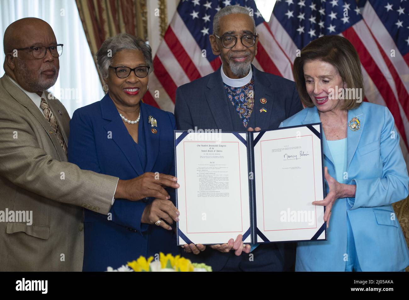 Washington, Stati Uniti. 16th Mar 2022. Rep. Bennie Thompson, D-MS, (L), Rep. Joyce Beatty, D-OH, (2-L), Rep. Bobby Rush, D-il, (C) e Presidente della Casa Nancy Pelosi, D-CA, sorridere tenendo H.R. 55, 'The Emmett till Antillynching Act' presso il Campidoglio degli Stati Uniti a Washington, DC mercoledì 16 marzo 2022. Foto di Bonnie Cash/UPI Credit: UPI/Alamy Live News Foto Stock