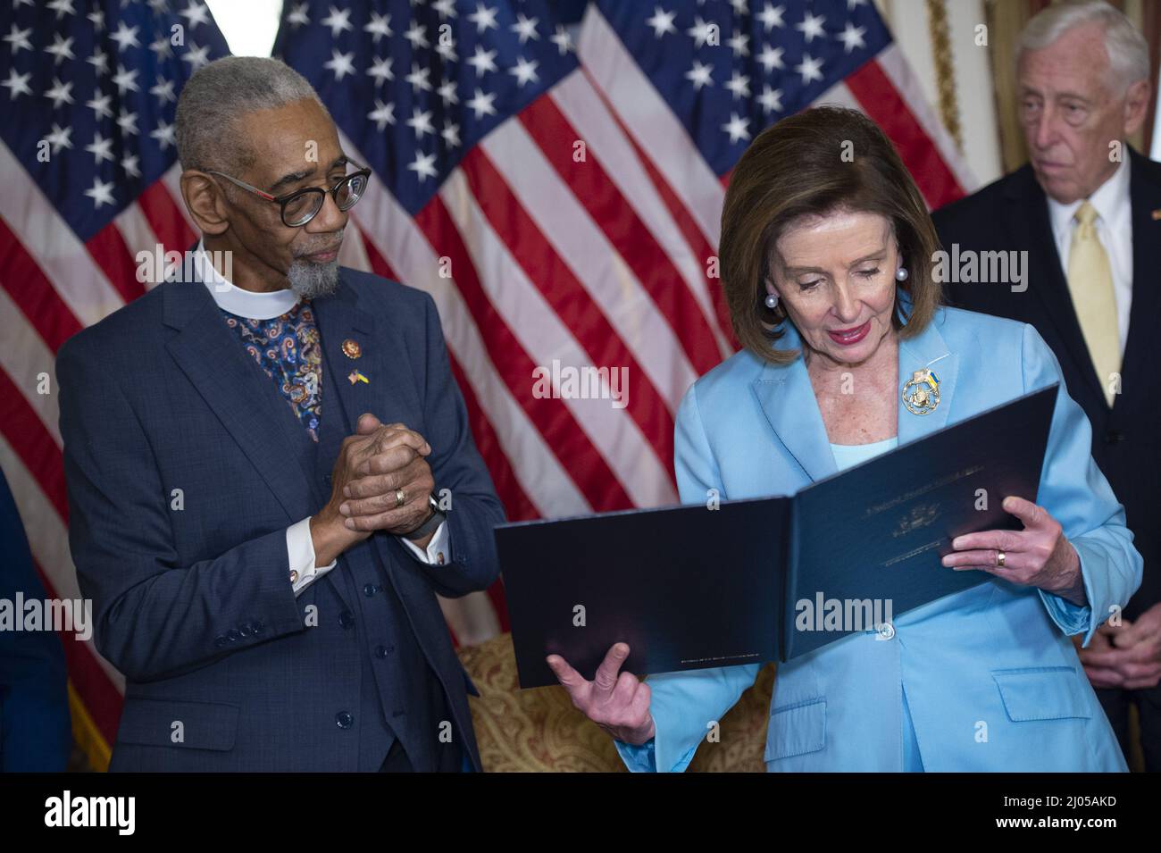 Washington, Stati Uniti. 16th Mar 2022. Il Rep. Bobby Rush, D-il, (L) e il Presidente della Casa Nancy Pelosi, D-CA, guardano su H.R. 55, 'The Emmett Till Antillynching Act' al Campidoglio degli Stati Uniti a Washington, DC il Mercoledì, 16 marzo 2022. Foto di Bonnie Cash/UPI Credit: UPI/Alamy Live News Foto Stock
