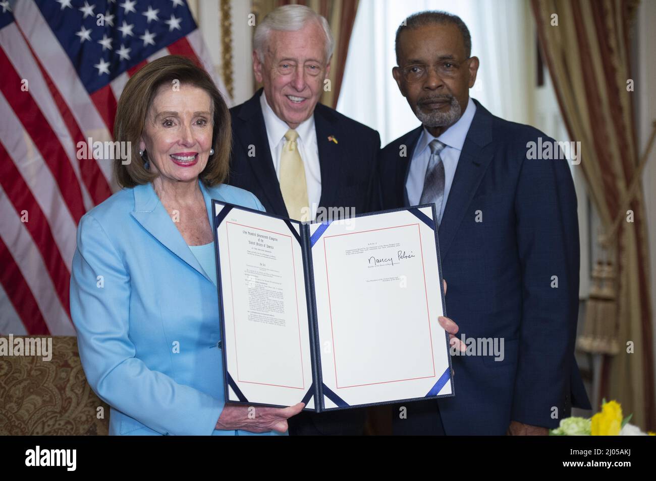Washington, Stati Uniti. 16th Mar 2022. Relatore della Casa Nancy Pelosi, D-CA, il leader della Casa maggioranza Steny Hoyer, D-MD, e radio americana Talk-Show host e attivista Joe Madison Smile Holding H.R. 55, 'The Emmett till Antillynching Act' al Campidoglio degli Stati Uniti a Washington, DC mercoledì 16 marzo 2022. Foto di Bonnie Cash/UPI Credit: UPI/Alamy Live News Foto Stock