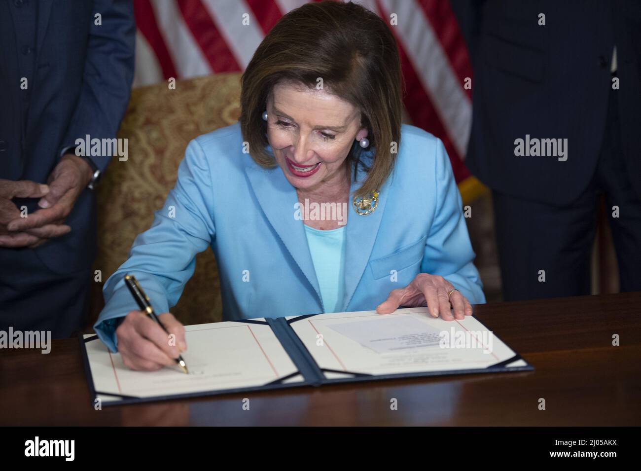 Washington, Stati Uniti. 16th Mar 2022. Il relatore della Casa Nancy Pelosi, D-CA, firma H.R. 55, 'l'Emmettt till Antillynching Act' al Campidoglio degli Stati Uniti a Washington, DC mercoledì 16 marzo 2022. Foto di Bonnie Cash/UPI Credit: UPI/Alamy Live News Foto Stock