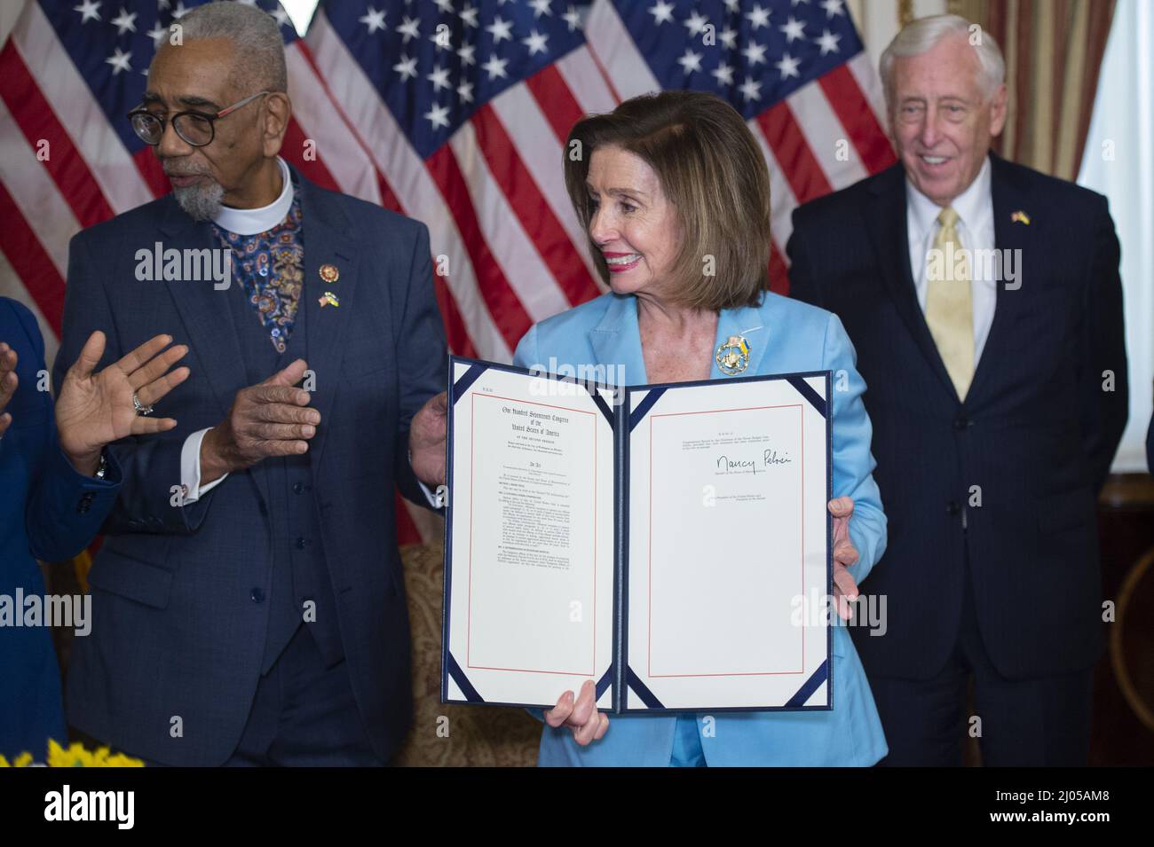 Washington, Stati Uniti. 16th Mar 2022. Il relatore della Casa Nancy Pelosi, D-CA, sorride dopo la firma H.R. 55, 'The Emmett Till Antillynching Act' al Campidoglio degli Stati Uniti a Washington, DC mercoledì 16 marzo 2022. Foto di Bonnie Cash/UPI Credit: UPI/Alamy Live News Foto Stock