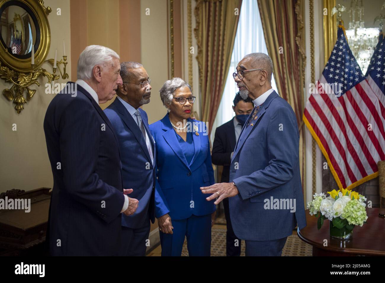 Washington, Stati Uniti. 16th Mar 2022. Casa maggioranza leader Steny Hoyer, D-MD, (L), American Talk-Show host e attivista Joe Madison (2-L), Rep. Joyce Beatty, D-OH, (C) e Rep. Bobby Rush, D-il, parlare prima del Presidente della Casa Nancy Pelosi, D-CA, firma H.R. 55, 'The Emmett till ynching Act' presso il Campidoglio degli Stati Uniti, nel Campidoglio di Washington, nel Campidoglio degli Stati Uniti, DC mercoledì 16 marzo 2022. Foto di Bonnie Cash/UPI Credit: UPI/Alamy Live News Foto Stock
