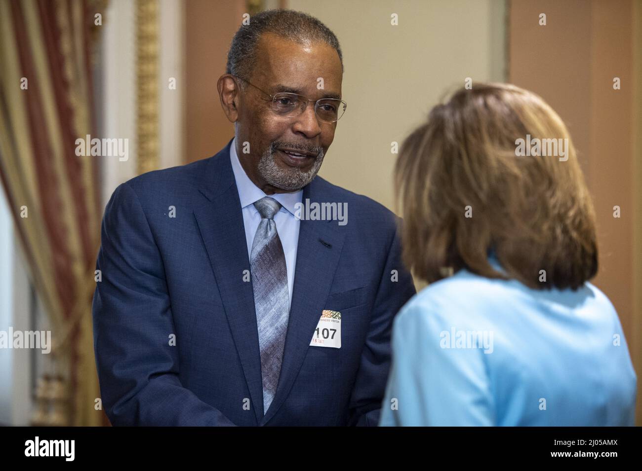 Washington, Stati Uniti. 16th Mar 2022. Il relatore della Casa Nancy Pelosi, D-CA, saluta l'ospite e l'attivista della radio americana Joe Madison prima della firma di H.R. 55, 'l'Emmettt till Antillynching Act' al Campidoglio degli Stati Uniti a Washington, DC il mercoledì 16 marzo 2022. Foto di Bonnie Cash/UPI Credit: UPI/Alamy Live News Foto Stock