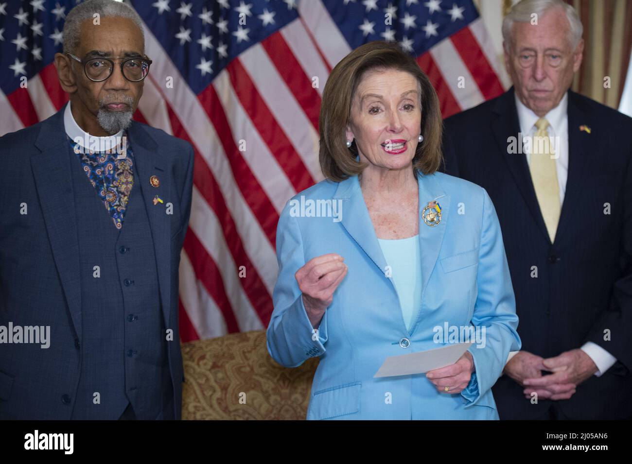 Washington, Stati Uniti. 16th Mar 2022. Rep. Bobby Rush, D-il, (L) e il leader della maggioranza della Camera Steny Hoyer, D-MD, (R) si uniscono a Speaker of the House Nancy Pelosi, D-CA, (C) come lei firma il S.R. 55, 'The Emmett Till Antillynching Act' presso il Campidoglio degli Stati Uniti a Washington, DC mercoledì 16 marzo 2022. Foto di Bonnie Cash/UPI Credit: UPI/Alamy Live News Foto Stock