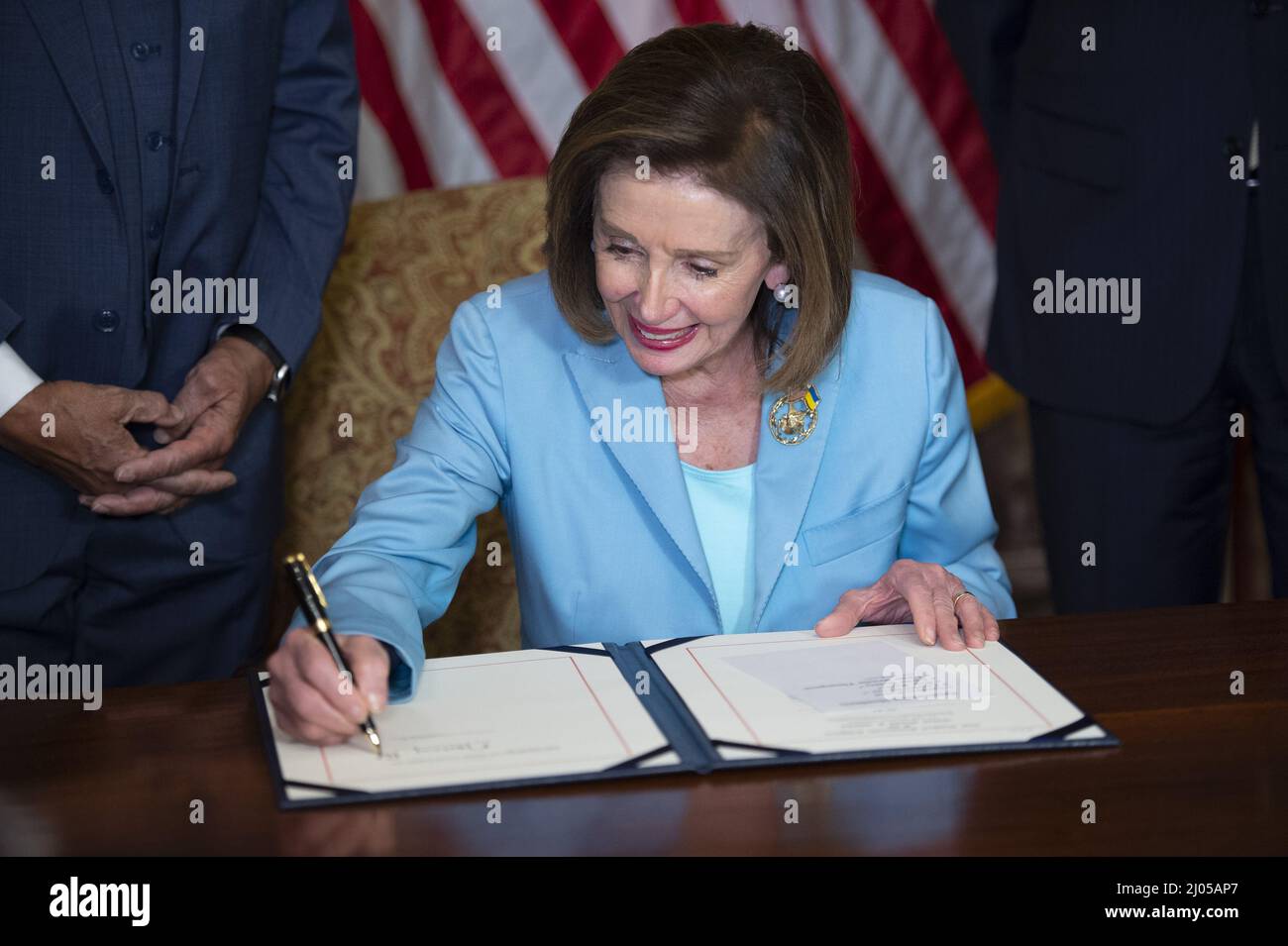 Washington, Stati Uniti. 16th Mar 2022. Il relatore della Casa Nancy Pelosi, D-CA, firma H.R. 55, 'l'Emmettt till Antillynching Act' al Campidoglio degli Stati Uniti a Washington, DC mercoledì 16 marzo 2022. Foto di Bonnie Cash/UPI Credit: UPI/Alamy Live News Foto Stock