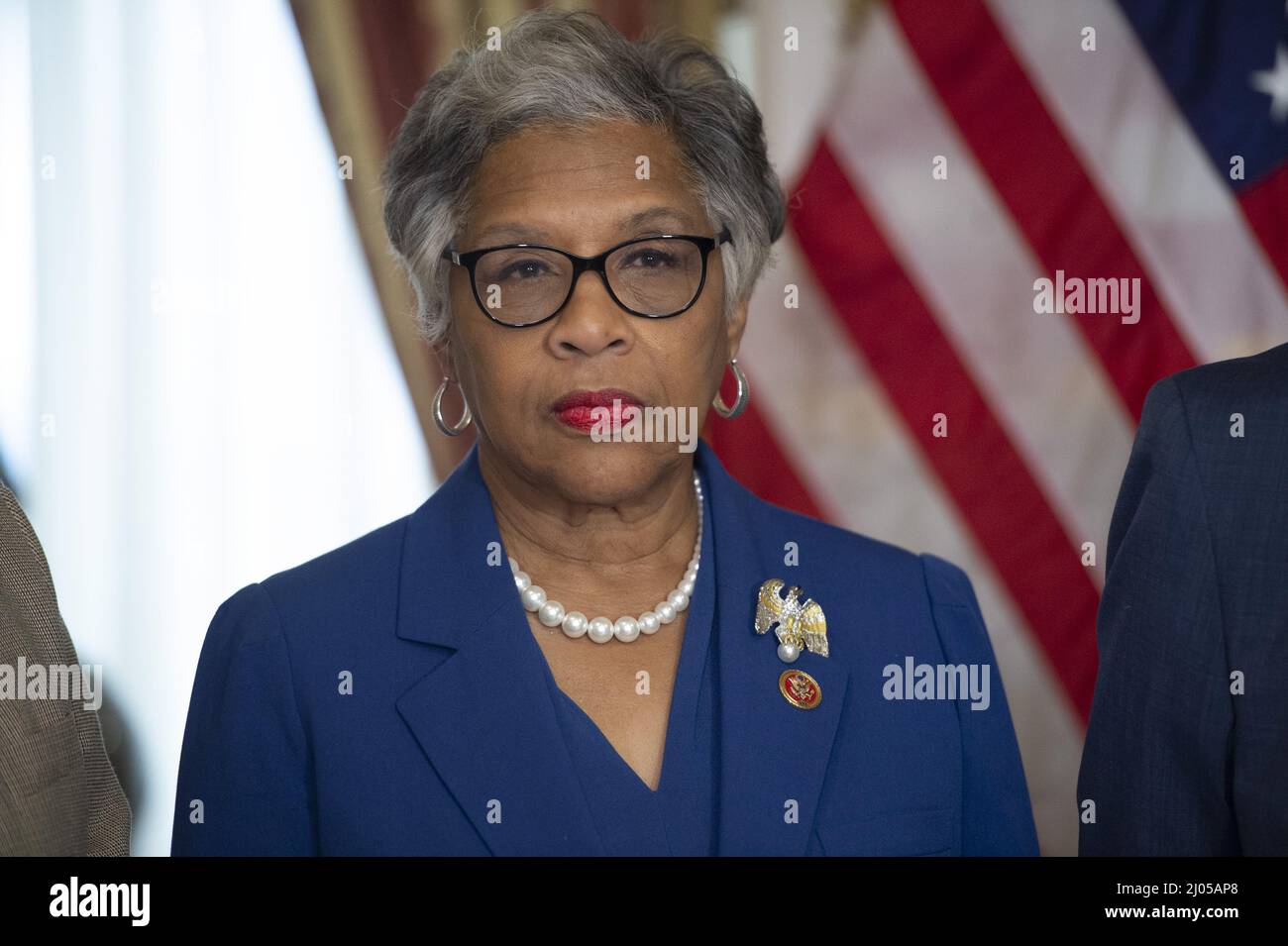 Washington, Stati Uniti. 16th Mar 2022. Joyce Beatty, D-OH, si occupa dopo che il Presidente della Casa Nancy Pelosi, D-CA, ha firmato H.R. 55, 'The Emmett Till Antillynching Act' al Campidoglio degli Stati Uniti a Washington, DC mercoledì 16 marzo 2022. Foto di Bonnie Cash/UPI Credit: UPI/Alamy Live News Foto Stock