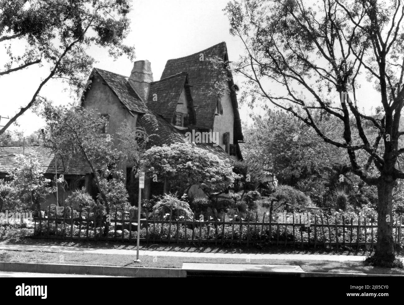 La Willat House a Beverly Hills, CA., spesso chiamata la Witch House, era una volta uno studio per i film muti a Culver City prima di essere ricollocato nella sua attuale posizione in un quartiere residenziale. Foto Stock
