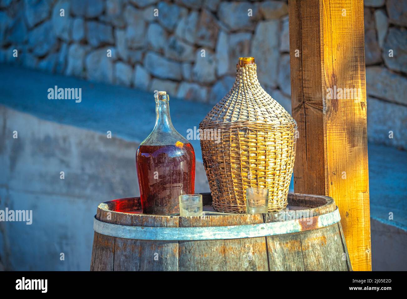 Vita morta all'aperto con vino rosso in un barile di vetro e bicchieri. Foto Stock