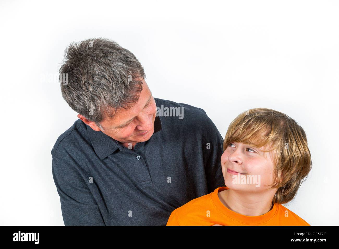 Padre e carino figlio sorridente abbracciando gli altri Foto Stock