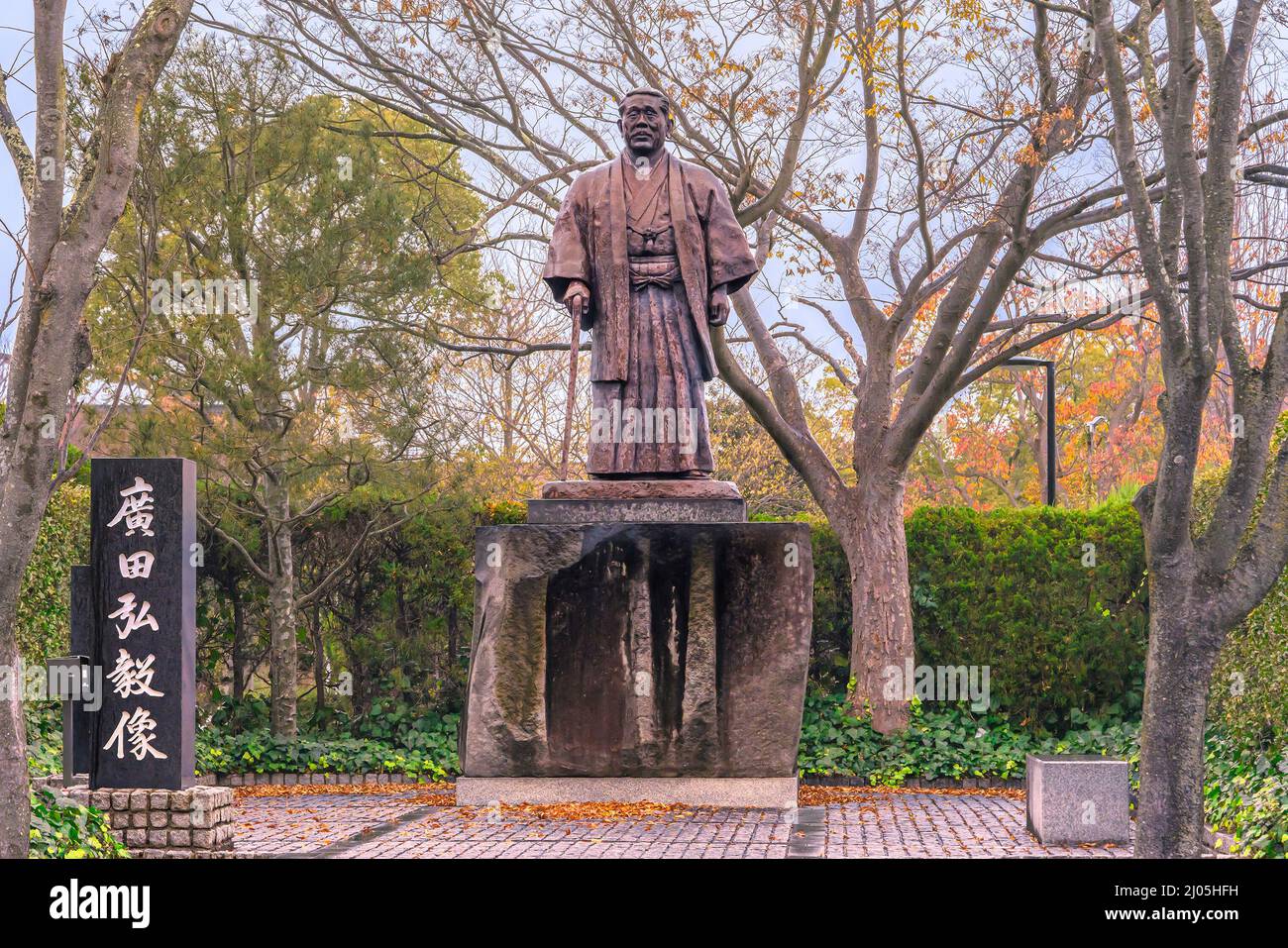 fukuoka, kyushu - aprile 09 2021: Statua eretta dalla compagnia petrolifera Idemitsu nel parco di Ōhori raffigurante l'antico primo Ministro giapponese giustiziato per la guerra Foto Stock