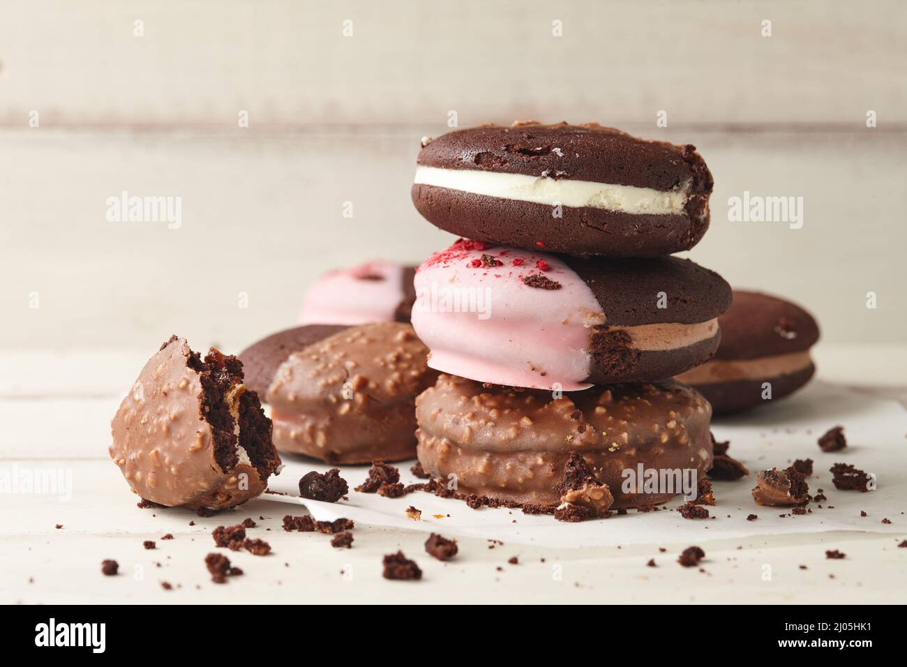 Dessert americani whoopie torta su tavole di legno bianco Foto Stock