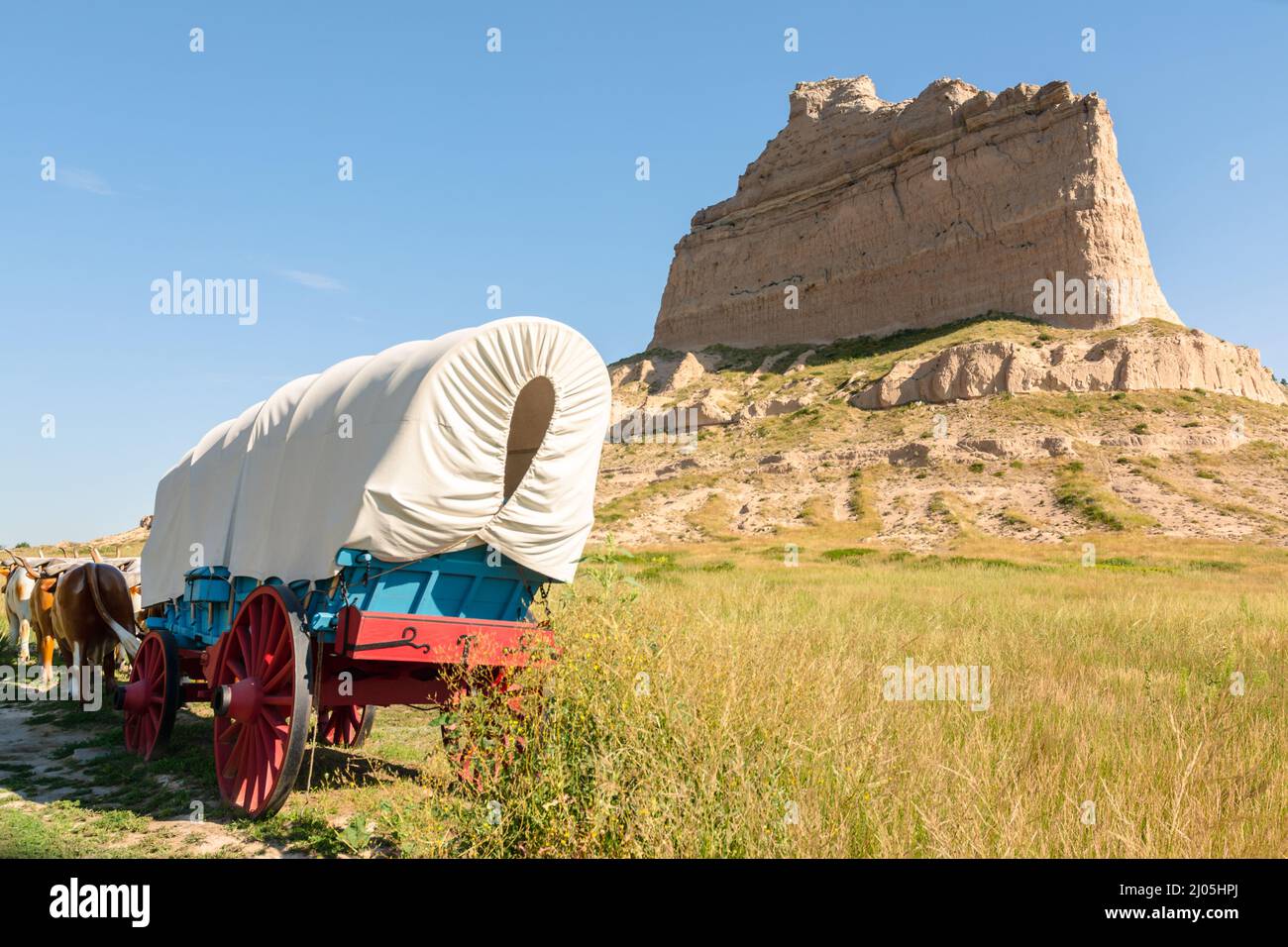 Foto panoramica di una carrozza di legno blu d'epoca al monumento nazionale Scotts Bluff Foto Stock