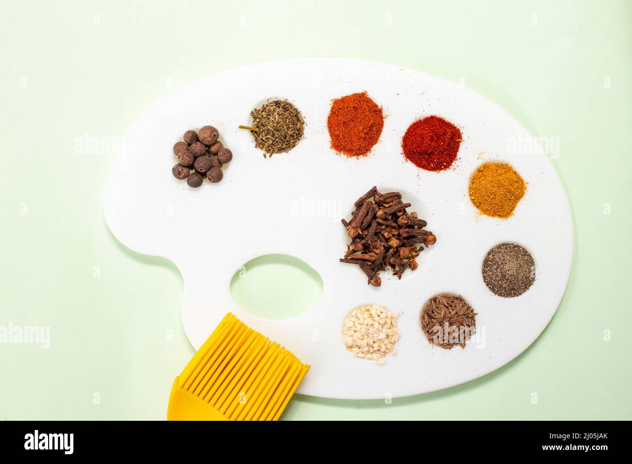 tavolozza e spazzola del pittore con colorate spezie essiccate come colori Foto Stock