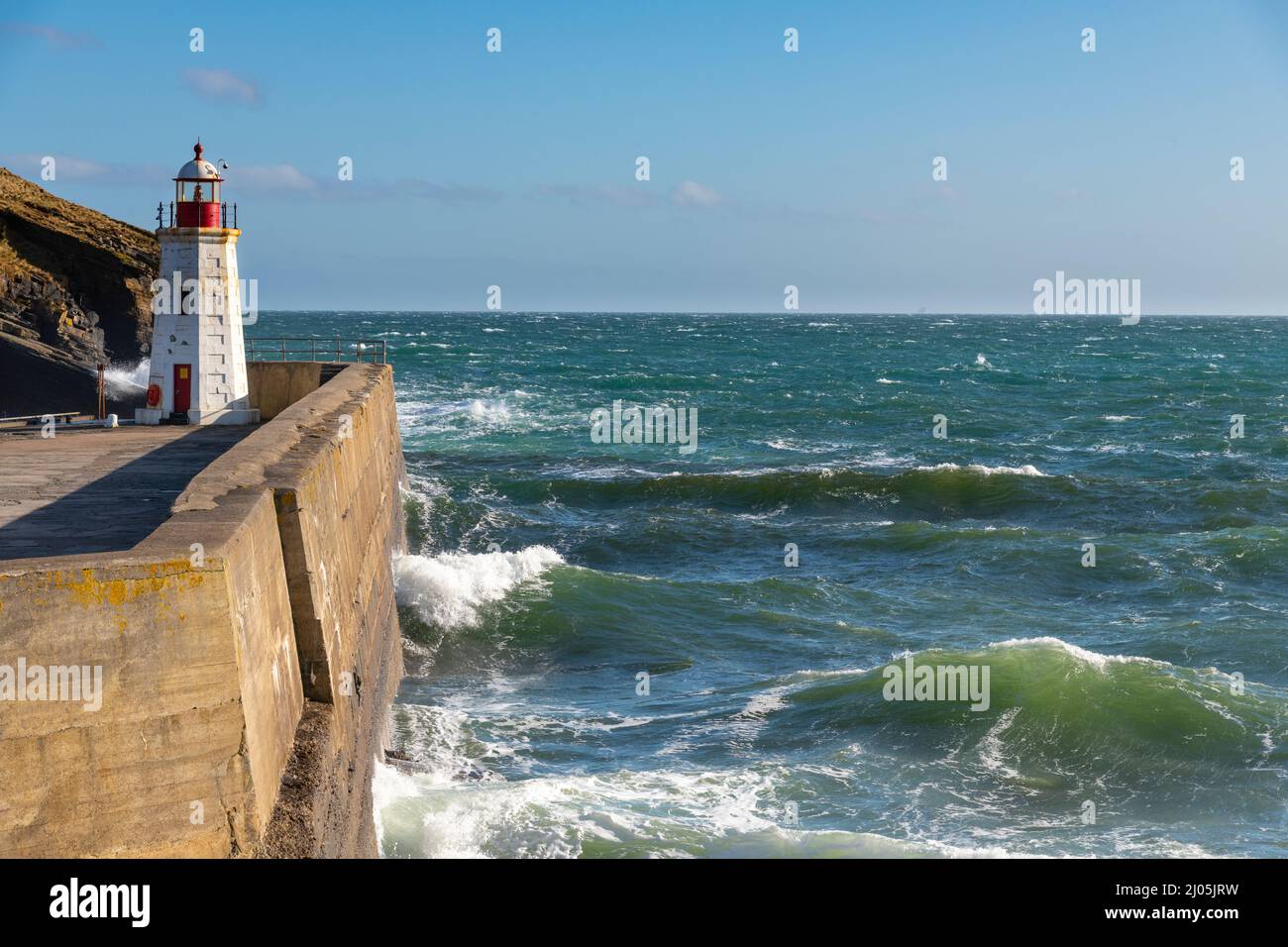 Oggi mi sono trovato 'a nord', correttamente! Questo è il porto di Lybster, il mare era ruvido, ma prendendo la luce per dare qualche bel mare verde highli Foto Stock