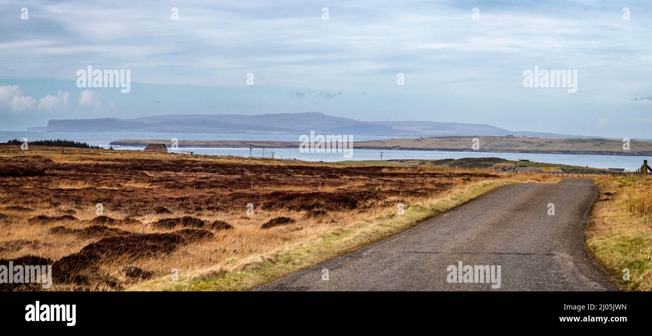 Sono stato mandato a nord per fotografare una proprietà a Wick. Questo non è definately Wick. Perché quella massa di terra collinare all'orizzonte è Hoy. Hoy è a Orkne Foto Stock